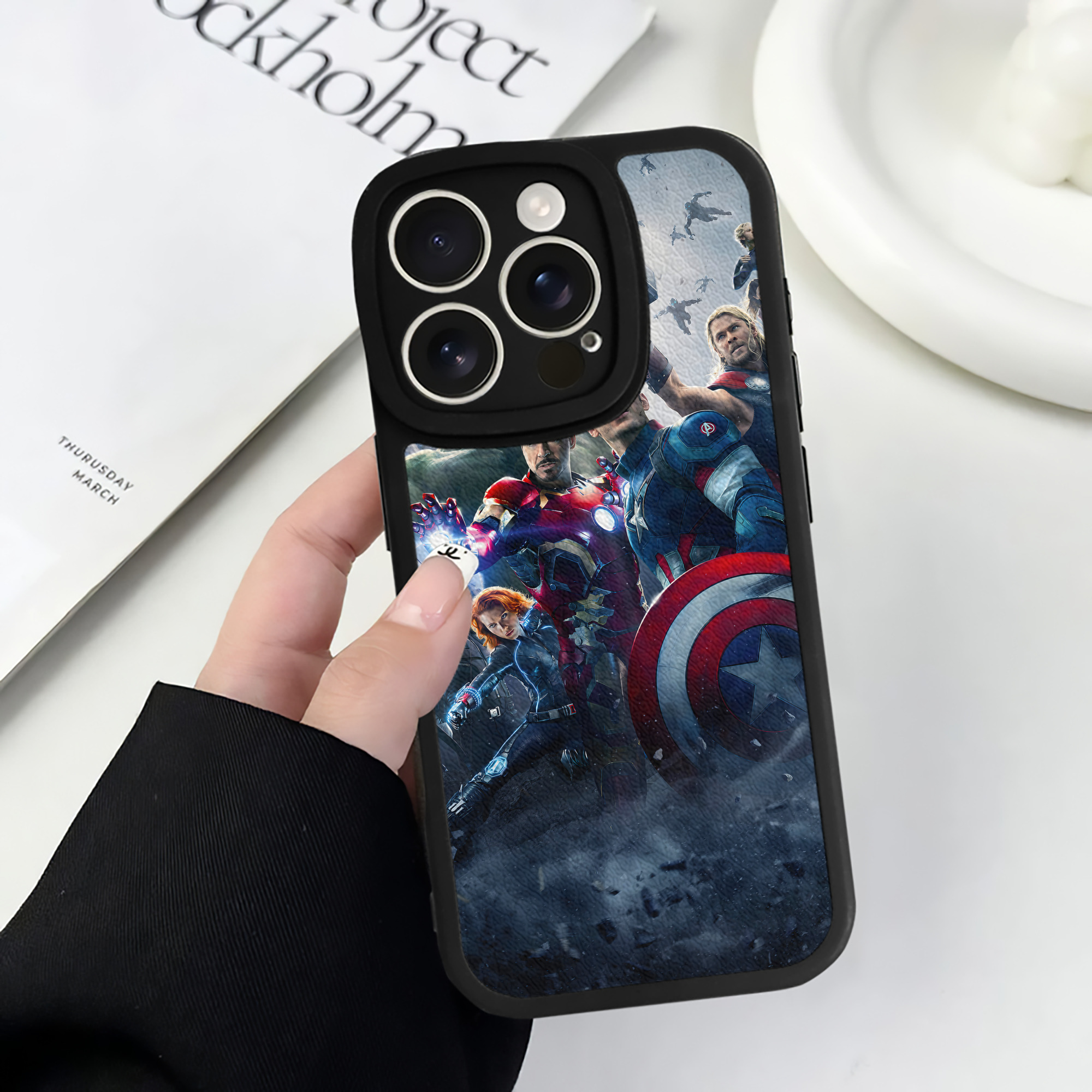 （画像用） アベンジャーズ The Avengers 【iPhone 16シリーズ対応】シリコンスマホケース（レザー調） 材質：シリコン